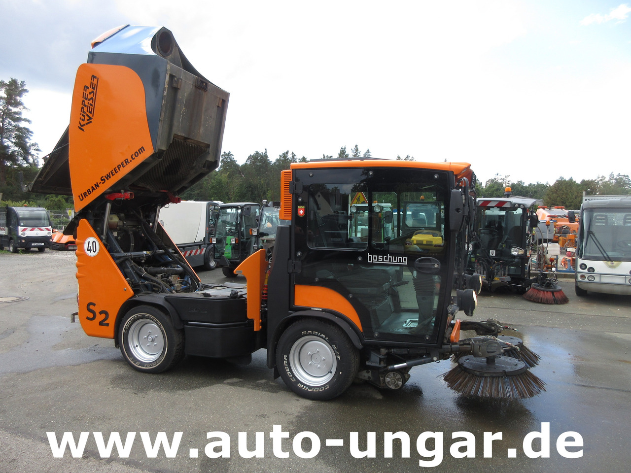 Utcaseprő gép Boschung S2 Küpper-Weisser Kehrmaschine Urban Sweeper 2m³ Knicklenkung 40km/h: 19 kép. Utcaseprő gép Boschung S2 Küpper-Weisser Kehrmaschine Urban Sweeper 2m³ Knicklenkung 40km/h: 19 kép.
