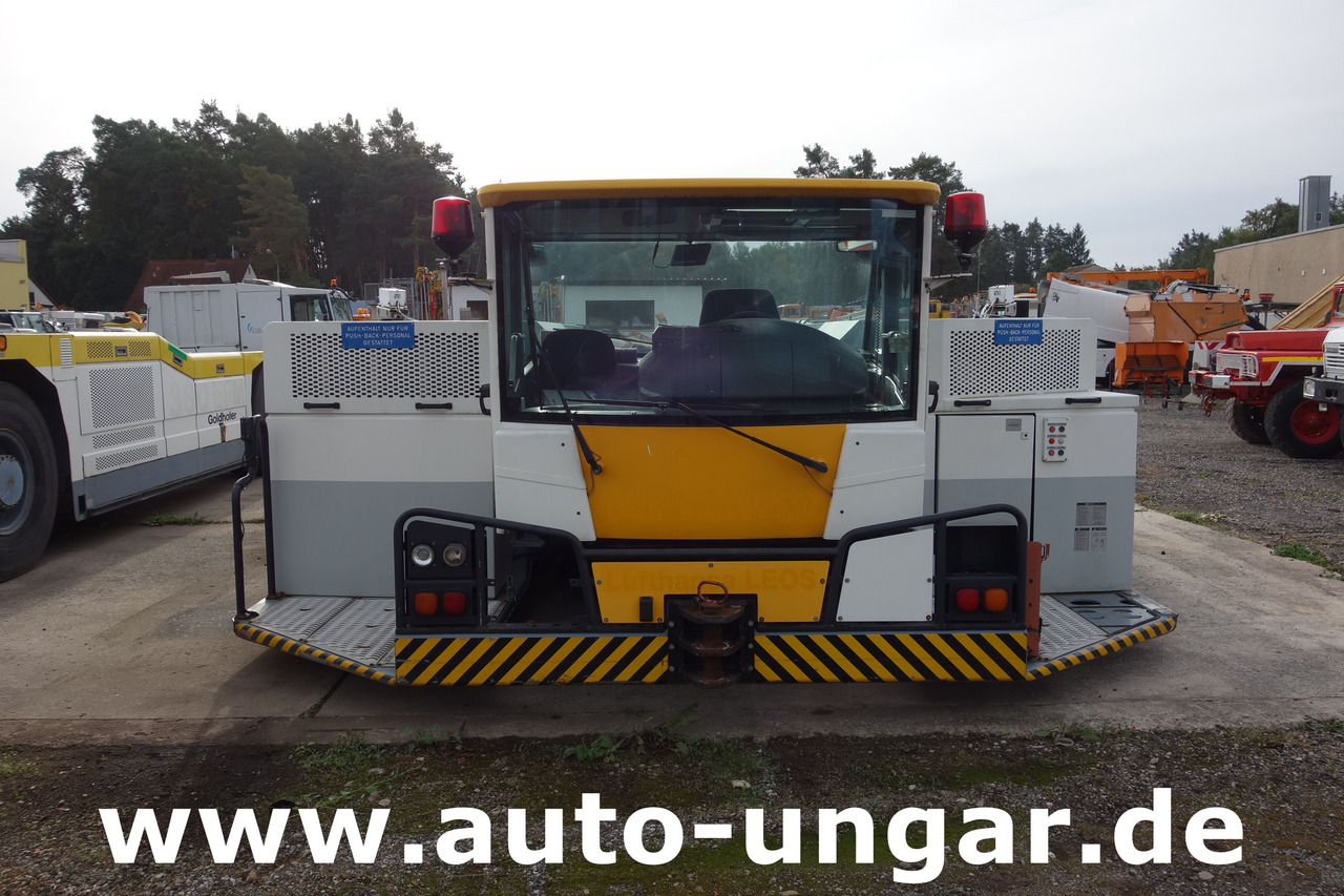 Goldhofer AST-1X 1360 Allradlenkung 6x6 towbarless Pushback Airbus A380 Deutz TCD 2015 V08 - 1.360PS - Repülőgép vontató: 2 kép. Goldhofer AST-1X 1360 Allradlenkung 6x6 towbarless Pushback Airbus A380 Deutz TCD 2015 V08 - 1.360PS - Repülőgép vontató: 2 kép.