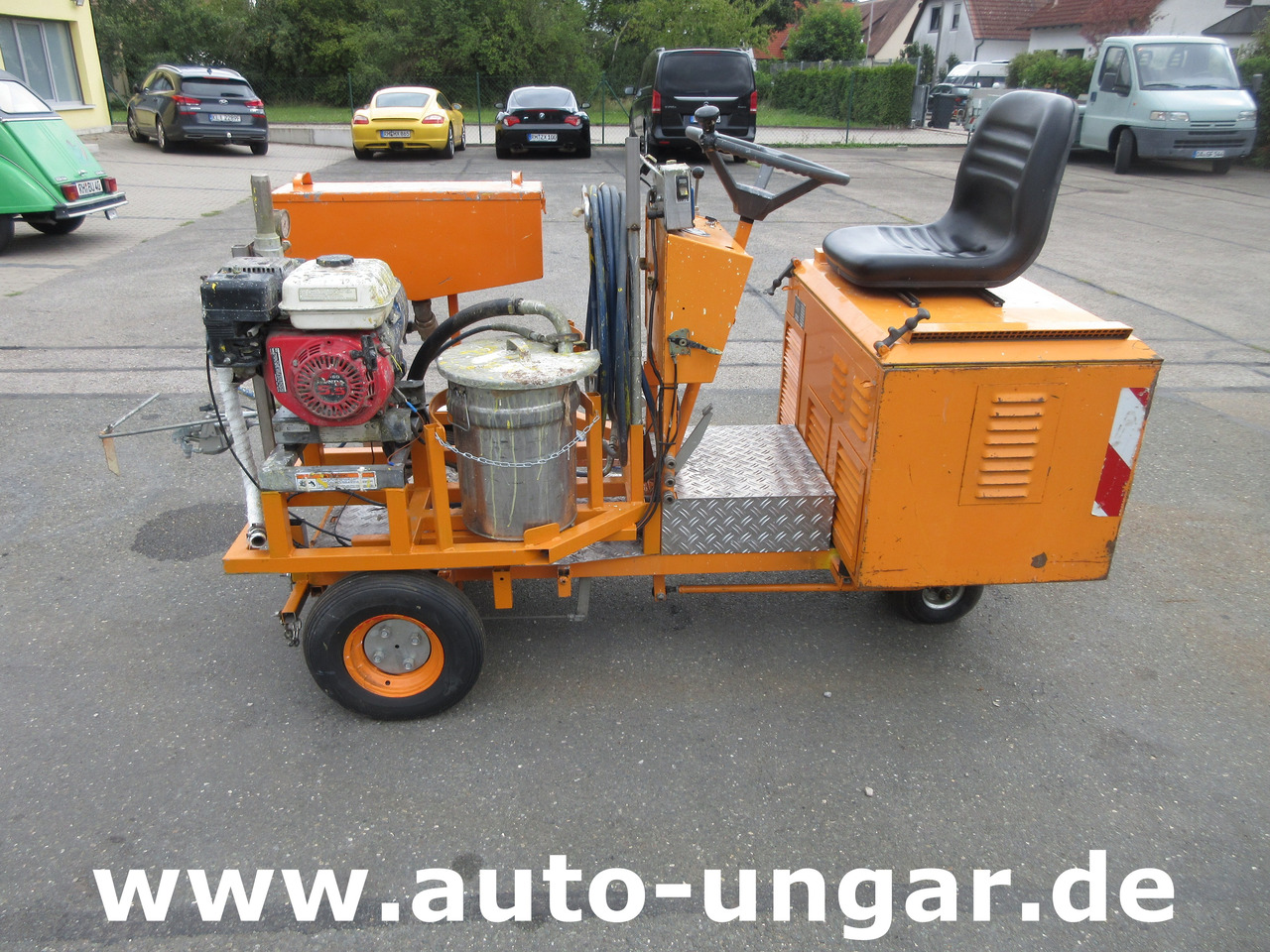 Graco LineLazer II 5900 auf Zindel VarioZet Linedriver Perlstreuer + Airless-Farb-Spritze Hofmann - Aszfaltozó gép: 3 kép. Graco LineLazer II 5900 auf Zindel VarioZet Linedriver Perlstreuer + Airless-Farb-Spritze Hofmann - Aszfaltozó gép: 3 kép.