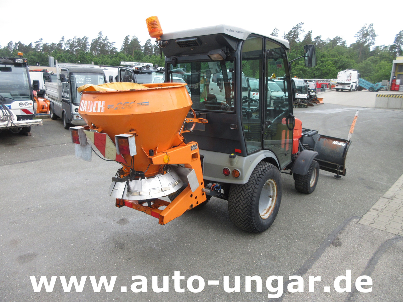 HAKO Hakotrac 2650 DA Winterdienst Schneepflug & Streuer 4x4 Zapfwelle Hydraulik - Kommunális traktor: 4 kép. HAKO Hakotrac 2650 DA Winterdienst Schneepflug & Streuer 4x4 Zapfwelle Hydraulik - Kommunális traktor: 4 kép.