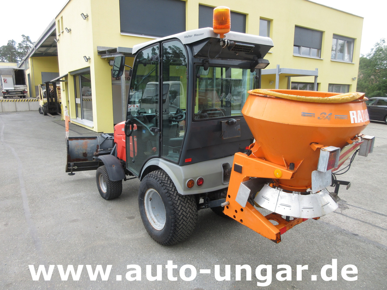 HAKO Hakotrac 2650 DA Winterdienst Schneepflug & Streuer 4x4 Zapfwelle Hydraulik - Kommunális traktor: 5 kép. HAKO Hakotrac 2650 DA Winterdienst Schneepflug & Streuer 4x4 Zapfwelle Hydraulik - Kommunális traktor: 5 kép.