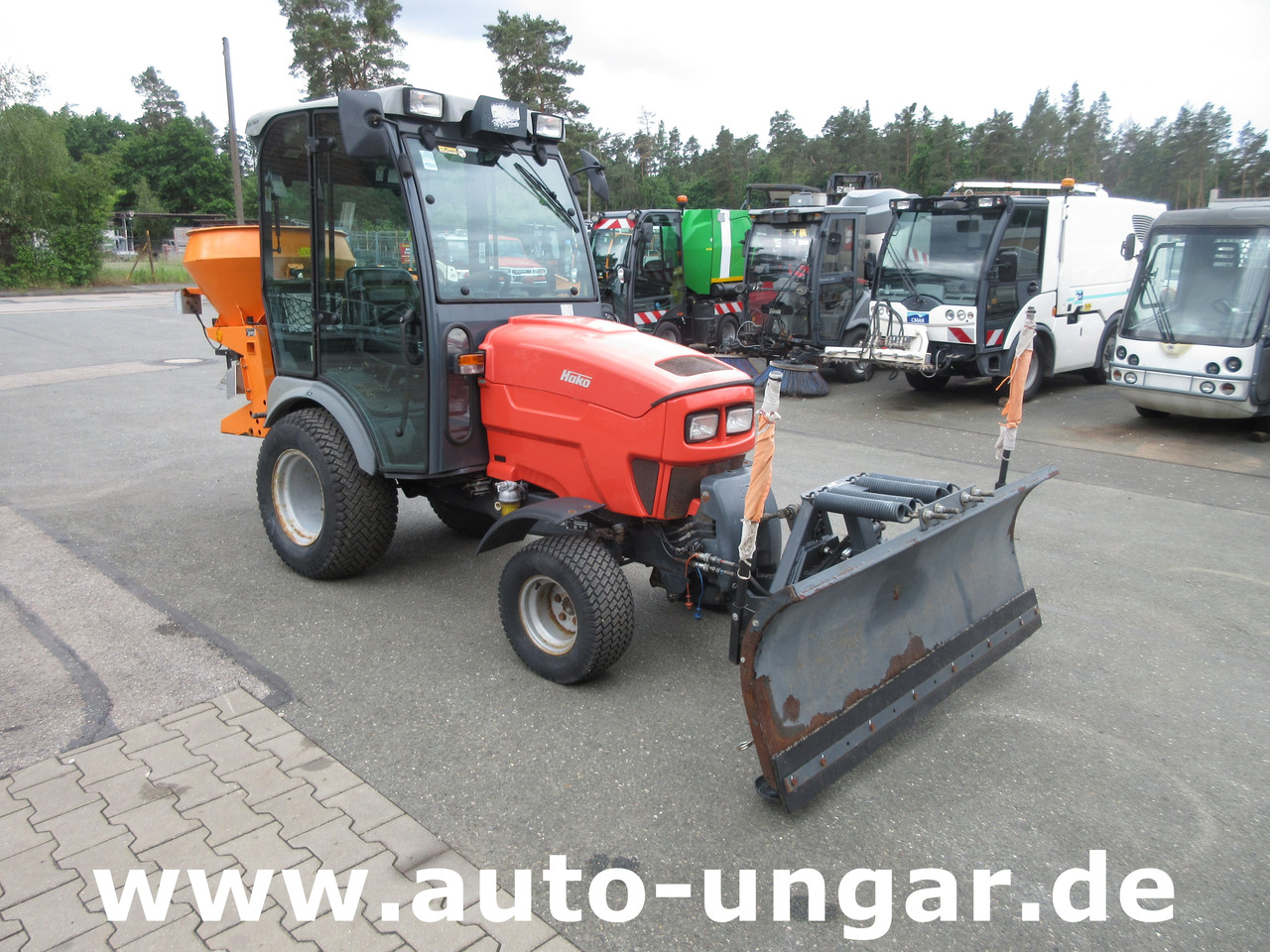 HAKO Hakotrac 2650 DA Winterdienst Schneepflug & Streuer 4x4 Zapfwelle Hydraulik - Kommunális traktor: 2 kép. HAKO Hakotrac 2650 DA Winterdienst Schneepflug & Streuer 4x4 Zapfwelle Hydraulik - Kommunális traktor: 2 kép.