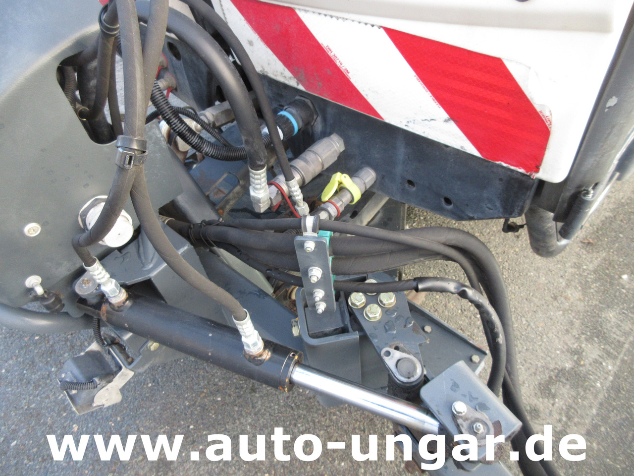 Hako CityMaster CM2000 2 Besen Baujahr 2015 Kehrmaschine 4-Rad-Lenkung - Utcaseprő gép: 5 kép. Hako CityMaster CM2000 2 Besen Baujahr 2015 Kehrmaschine 4-Rad-Lenkung - Utcaseprő gép: 5 kép.