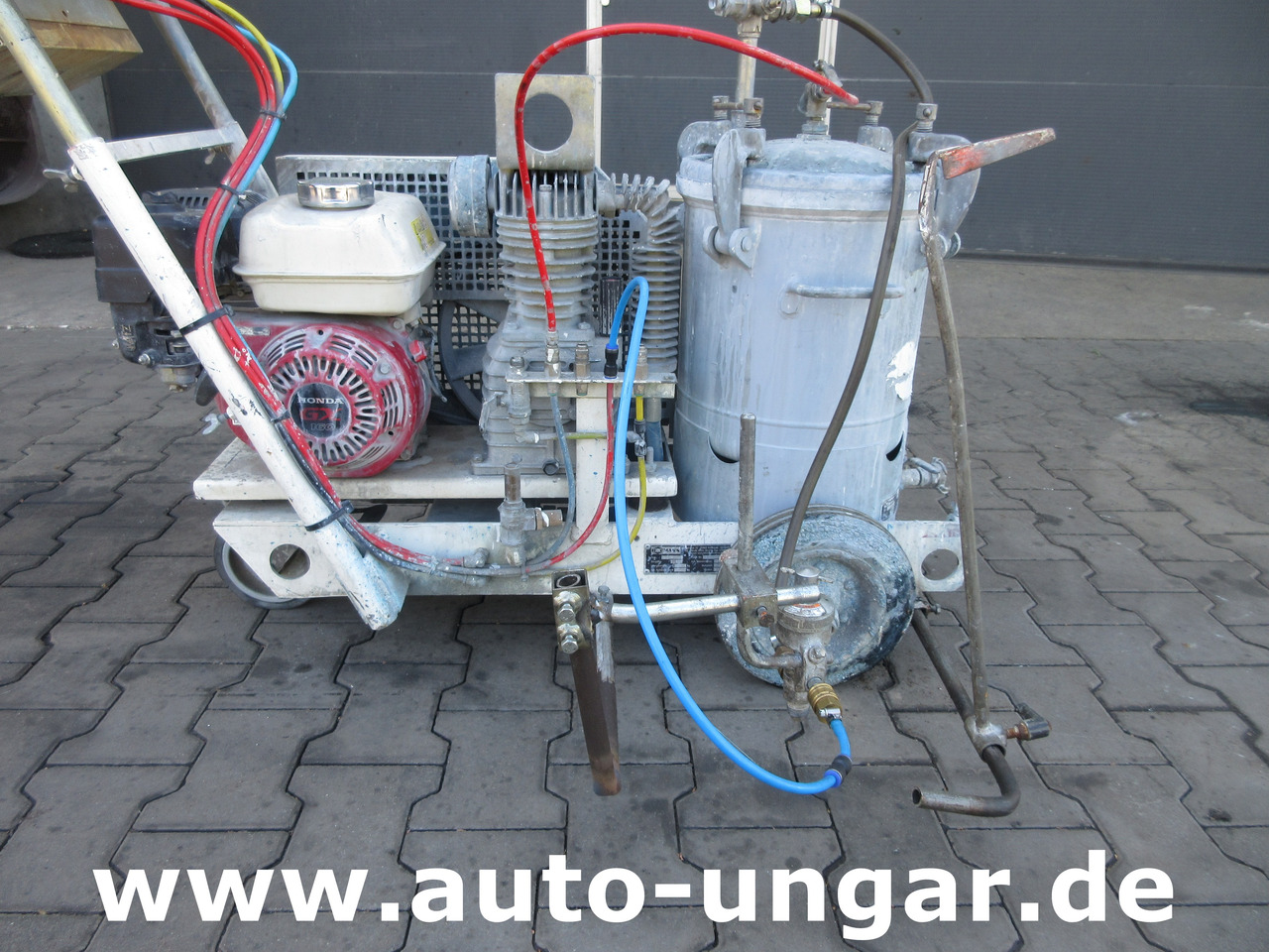 Hofmann H5-1 Straßenmarkierungsmaschine Roadmarking Machine Graco Markiermaschine - Aszfaltozó gép: 2 kép. Hofmann H5-1 Straßenmarkierungsmaschine Roadmarking Machine Graco Markiermaschine - Aszfaltozó gép: 2 kép.