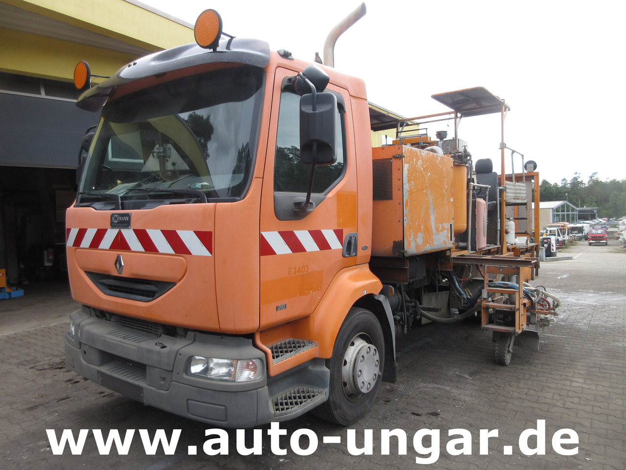 Hofmann H75 - 1000 Thermoplastic Roadmarking Machine Truck Mounted Hot Paint - Aszfaltozó gép: 1 kép. Hofmann H75 - 1000 Thermoplastic Roadmarking Machine Truck Mounted Hot Paint - Aszfaltozó gép: 1 kép.