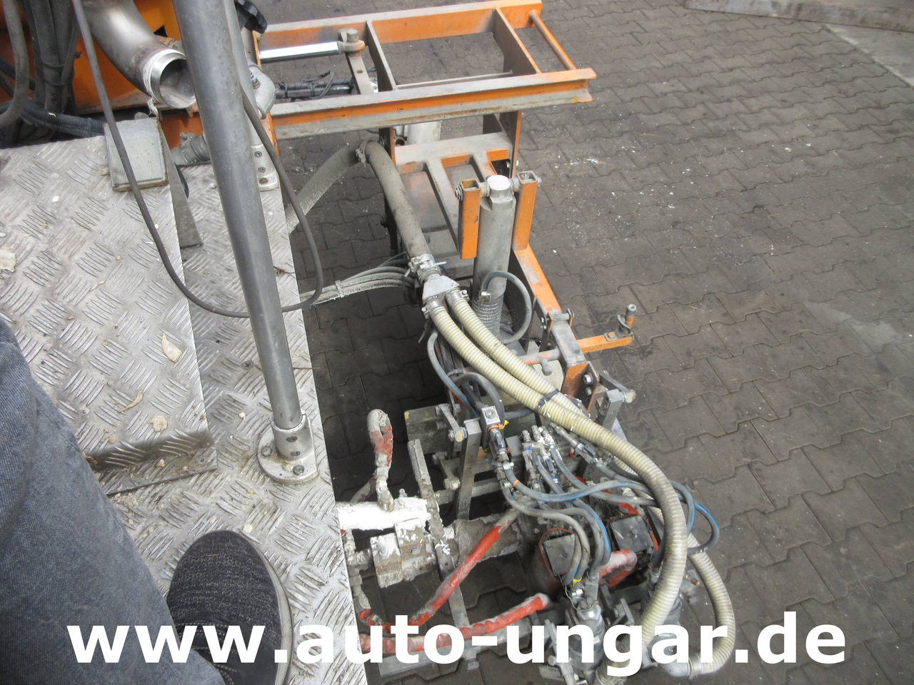 Aszfaltozó gép Hofmann H75 - 1000 Thermoplastic Roadmarking Machine Truck Mounted Hot Paint: 26 kép. Aszfaltozó gép Hofmann H75 - 1000 Thermoplastic Roadmarking Machine Truck Mounted Hot Paint: 26 kép.