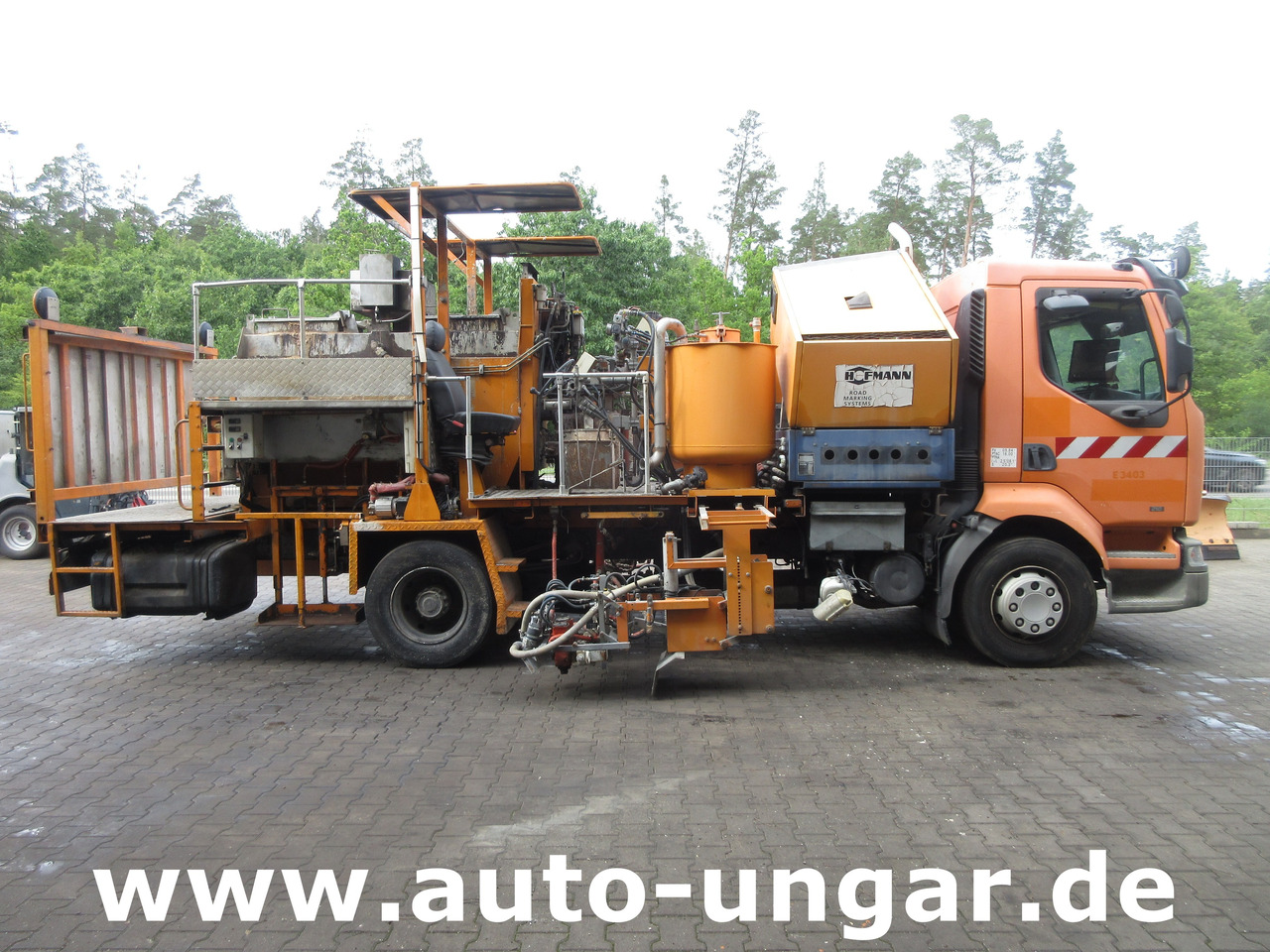 Hofmann H75 - 1000 Thermoplastic Roadmarking Machine Truck Mounted Hot Paint - Aszfaltozó gép: 3 kép. Hofmann H75 - 1000 Thermoplastic Roadmarking Machine Truck Mounted Hot Paint - Aszfaltozó gép: 3 kép.