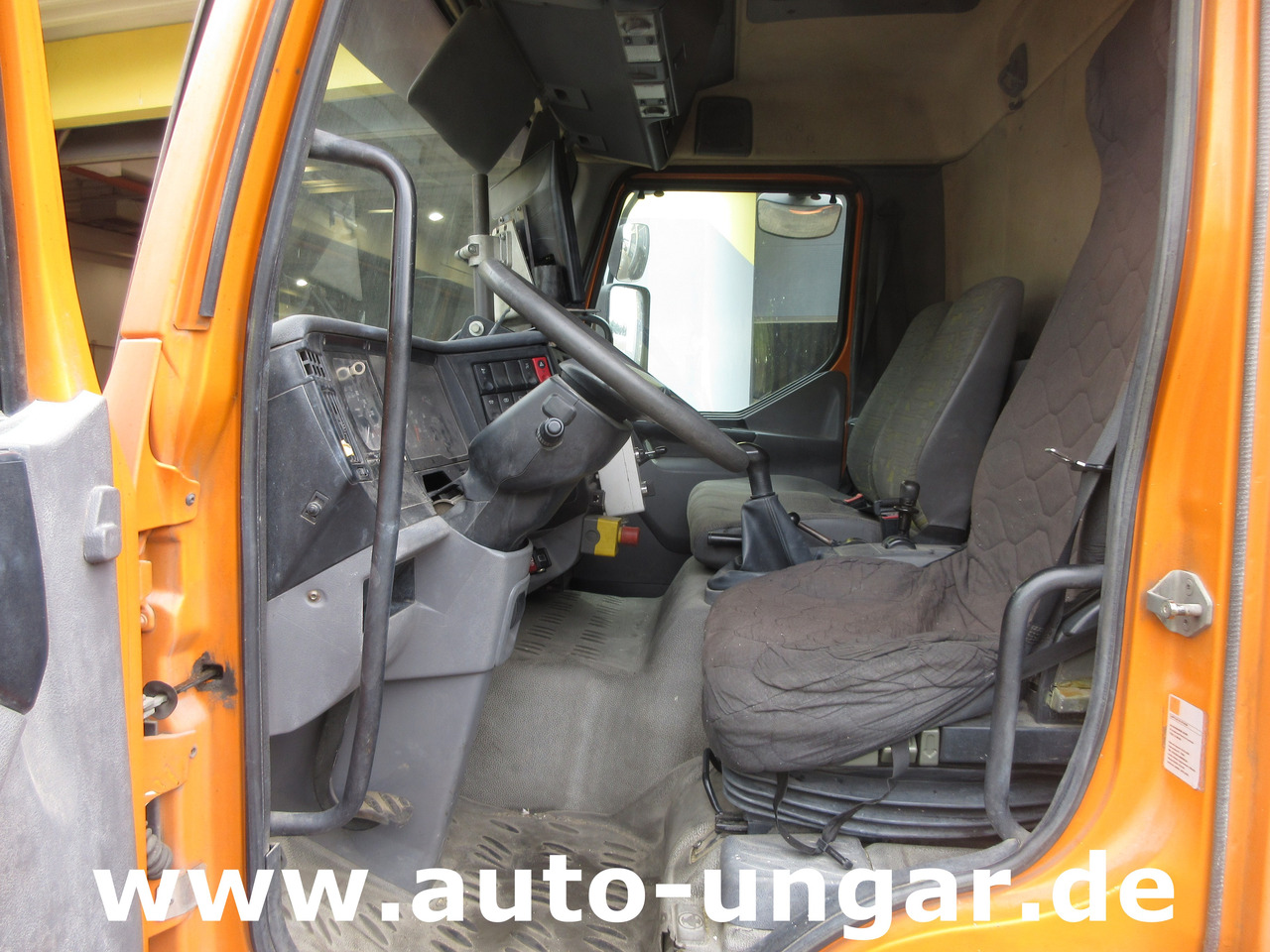 Aszfaltozó gép Hofmann H75 - 1000 Thermoplastic Roadmarking Machine Truck Mounted Hot Paint: 29 kép. Aszfaltozó gép Hofmann H75 - 1000 Thermoplastic Roadmarking Machine Truck Mounted Hot Paint: 29 kép.