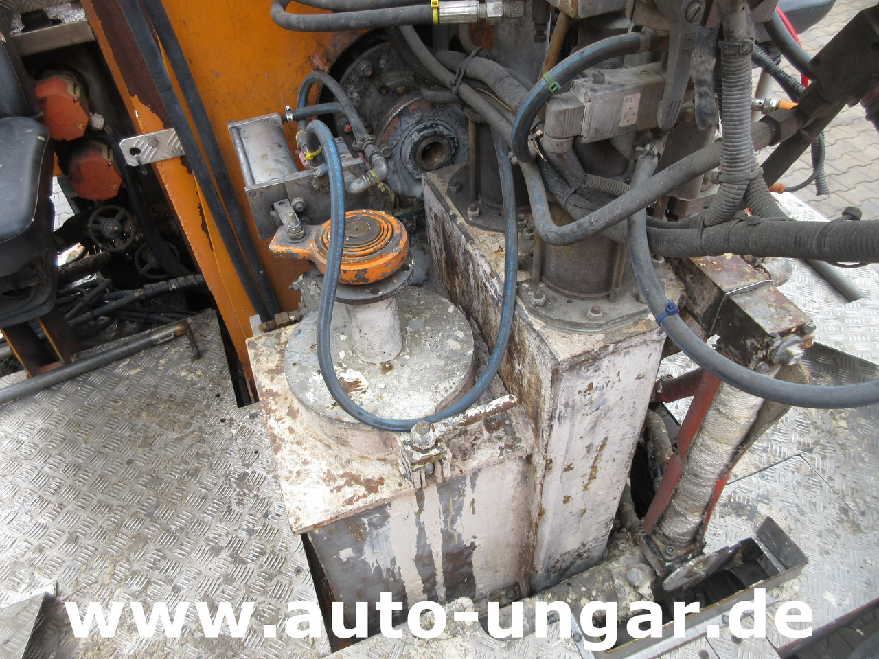 Aszfaltozó gép Hofmann H75 - 1000 Thermoplastic Roadmarking Machine Truck Mounted Hot Paint: 24 kép. Aszfaltozó gép Hofmann H75 - 1000 Thermoplastic Roadmarking Machine Truck Mounted Hot Paint: 24 kép.