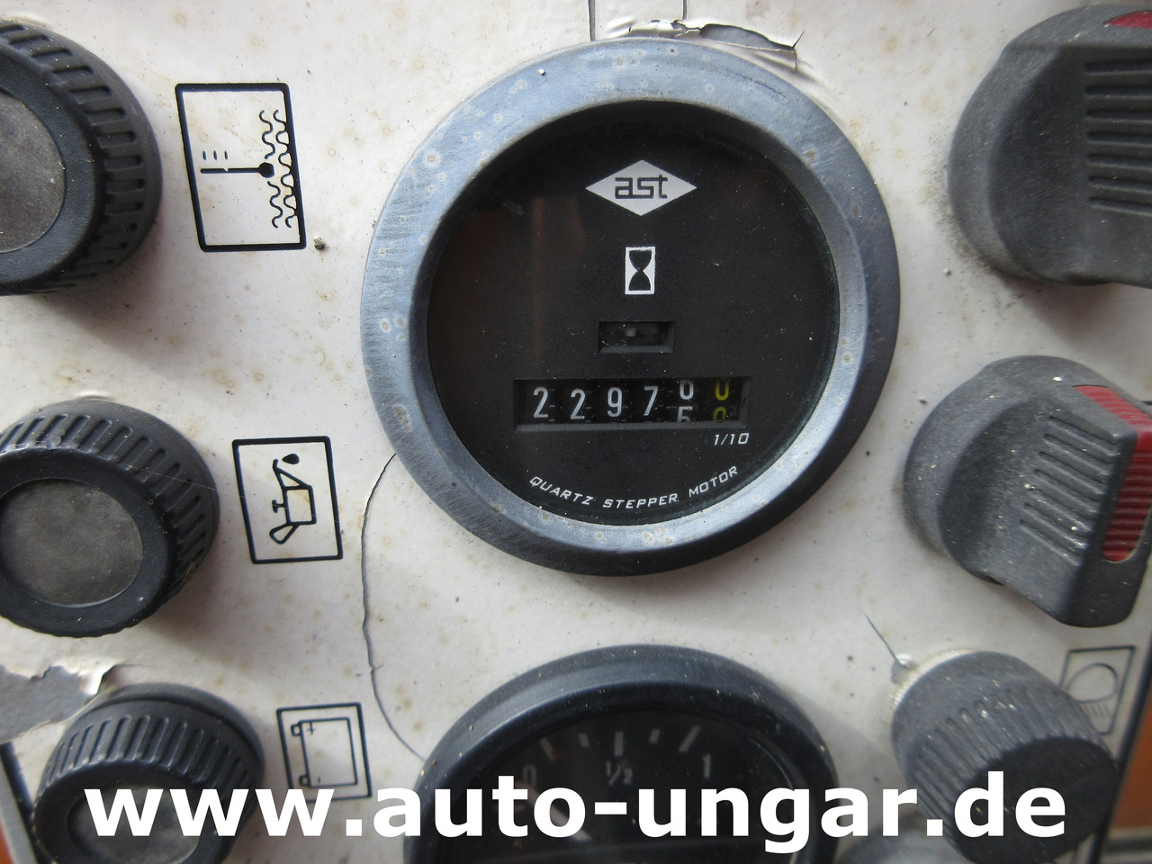 Aszfaltozó gép Hofmann H75 - 1000 Thermoplastic Roadmarking Machine Truck Mounted Hot Paint: 21 kép. Aszfaltozó gép Hofmann H75 - 1000 Thermoplastic Roadmarking Machine Truck Mounted Hot Paint: 21 kép.