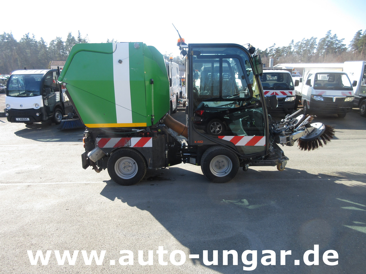 Holder X40 / X45 Baujahr 2017 Knicklenkung Kehraufbau 4x4 Kommunalhydraulik Frontheber - Utcaseprő gép: 3 kép. Holder X40 / X45 Baujahr 2017 Knicklenkung Kehraufbau 4x4 Kommunalhydraulik Frontheber - Utcaseprő gép: 3 kép.