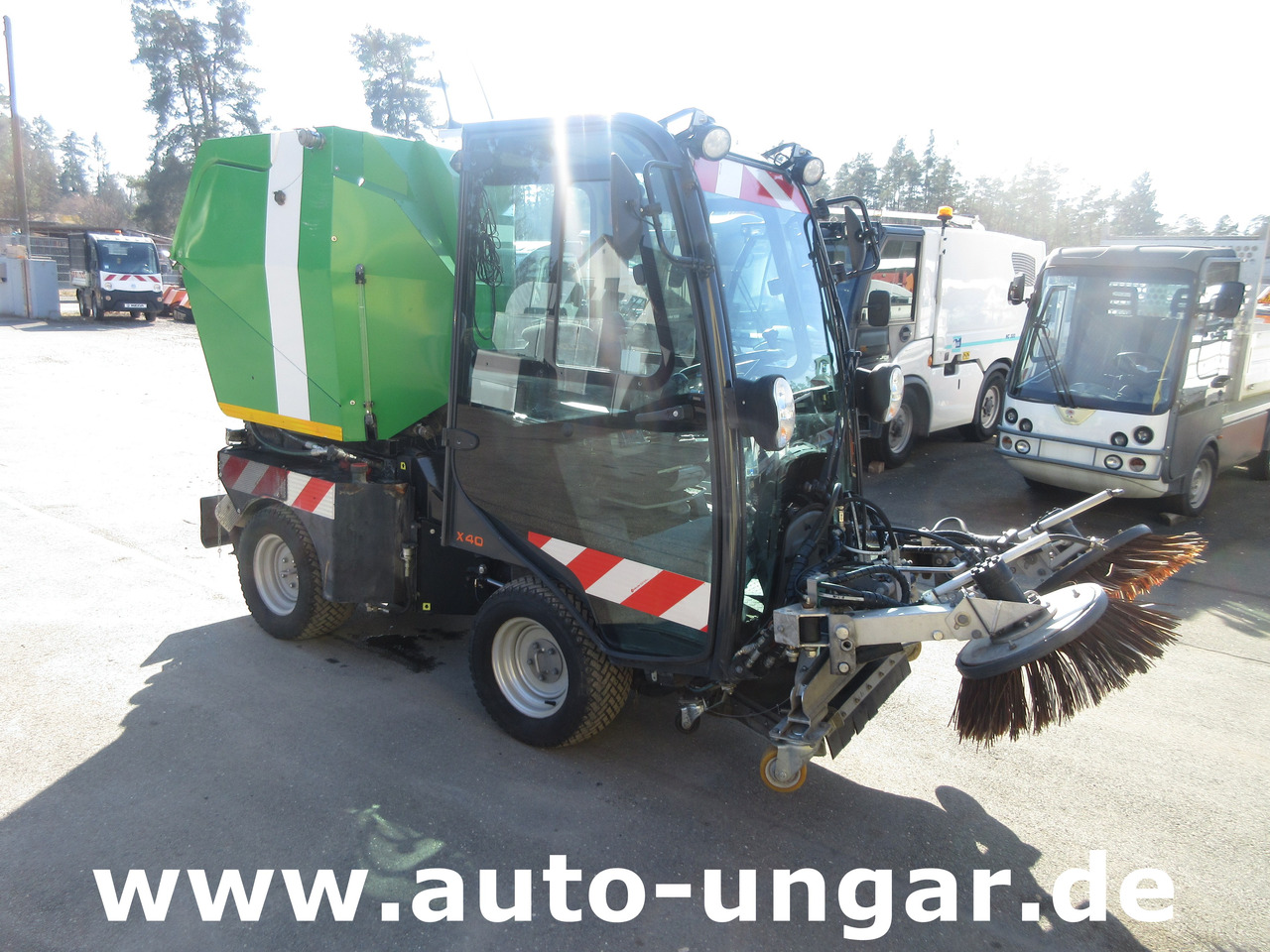 Holder X40 / X45 Baujahr 2017 Knicklenkung Kehraufbau 4x4 Kommunalhydraulik Frontheber - Utcaseprő gép: 2 kép. Holder X40 / X45 Baujahr 2017 Knicklenkung Kehraufbau 4x4 Kommunalhydraulik Frontheber - Utcaseprő gép: 2 kép.