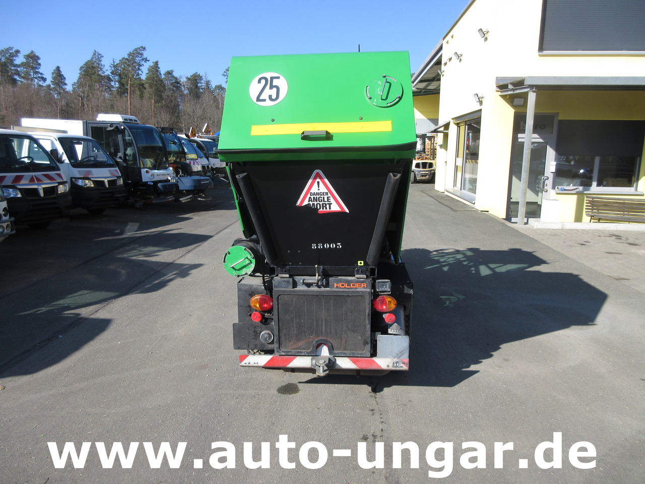 Holder X40 / X45 Baujahr 2017 Knicklenkung Kehraufbau 4x4 Kommunalhydraulik Frontheber - Utcaseprő gép: 4 kép. Holder X40 / X45 Baujahr 2017 Knicklenkung Kehraufbau 4x4 Kommunalhydraulik Frontheber - Utcaseprő gép: 4 kép.