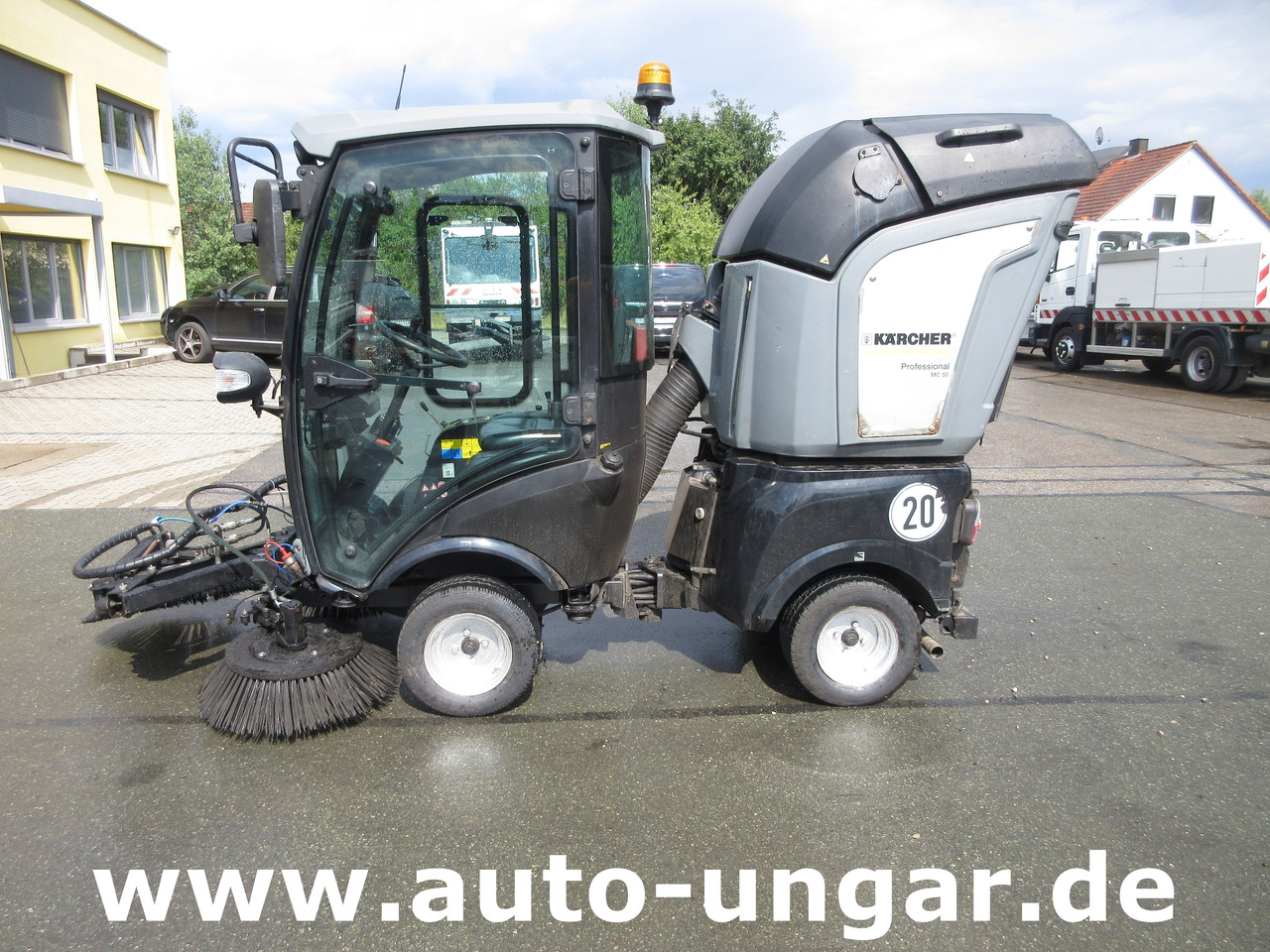 KÄRCHER MC 50 Advanced MIC 50 Professional Kleinkehrmaschine 4x4 Geräteträger - Utcaseprő gép: 4 kép. KÄRCHER MC 50 Advanced MIC 50 Professional Kleinkehrmaschine 4x4 Geräteträger - Utcaseprő gép: 4 kép.
