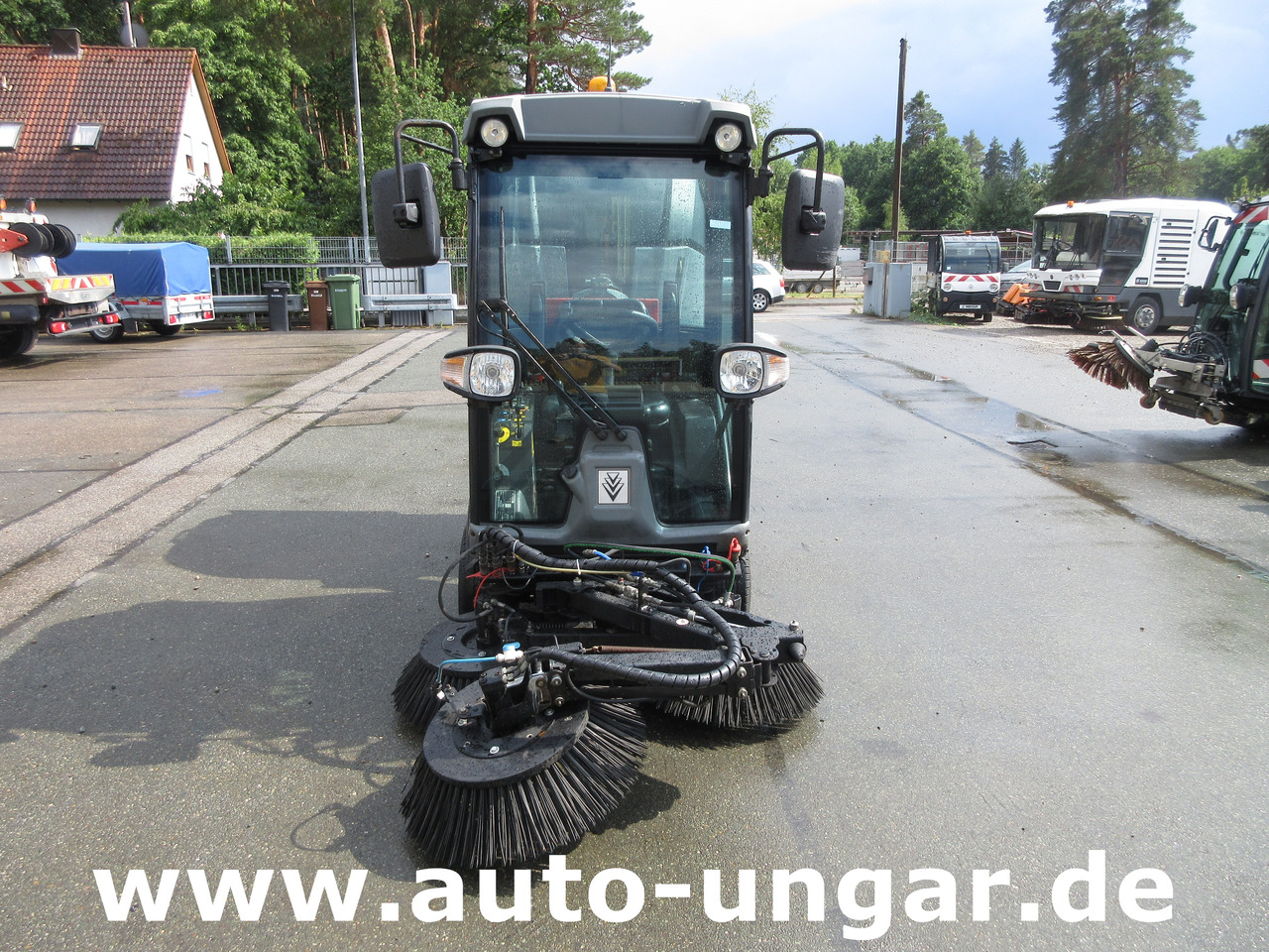 KÄRCHER MC 50 Advanced MIC 50 Professional Kleinkehrmaschine 4x4 Geräteträger - Utcaseprő gép: 2 kép. KÄRCHER MC 50 Advanced MIC 50 Professional Kleinkehrmaschine 4x4 Geräteträger - Utcaseprő gép: 2 kép.