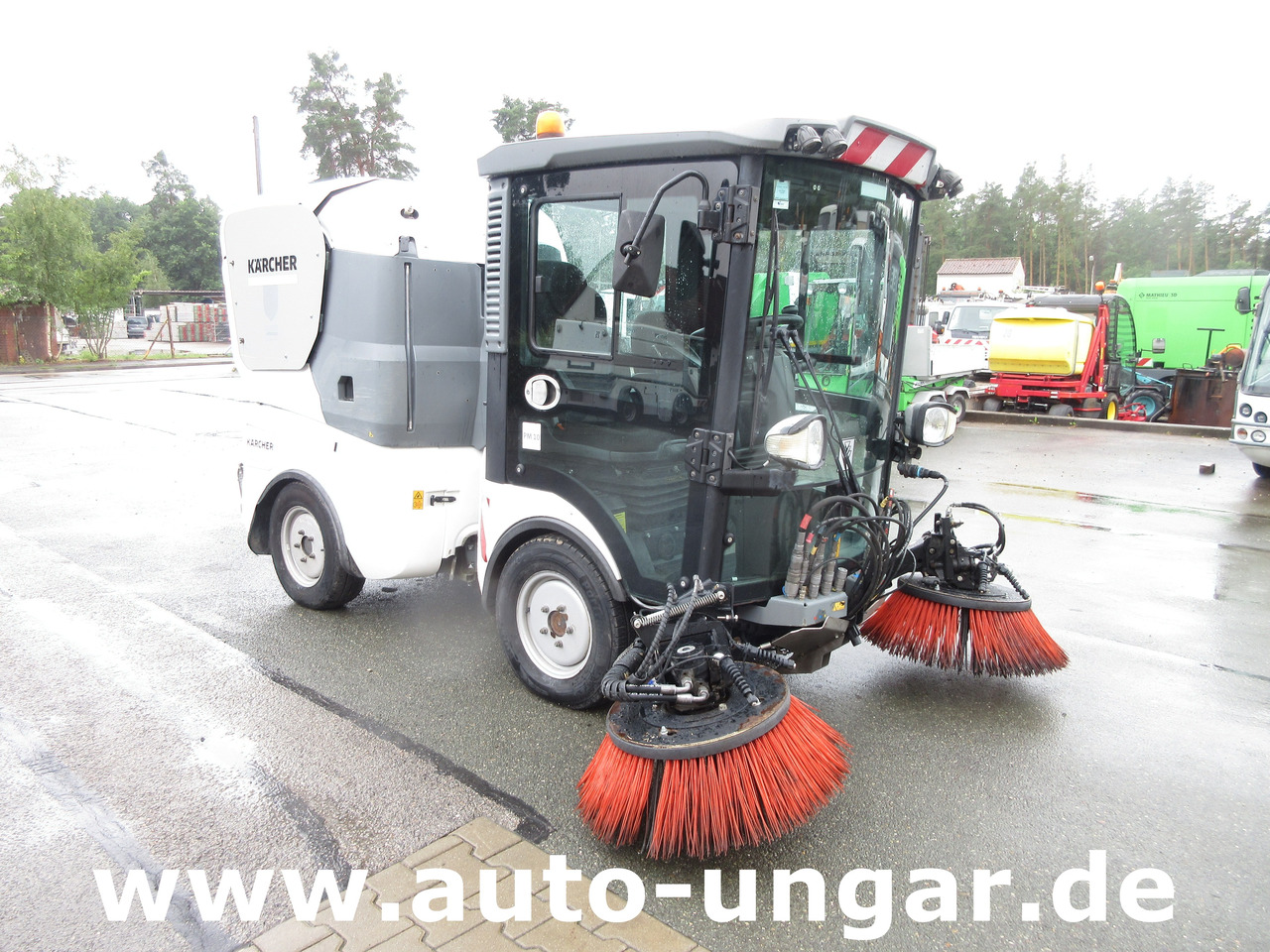 KÄRCHER MC130 Advanced Kehrmaschine Geräteträger 4x4 Kommunalfahrzeug MIC 130 Professional - Utcaseprő gép: 1 kép. KÄRCHER MC130 Advanced Kehrmaschine Geräteträger 4x4 Kommunalfahrzeug MIC 130 Professional - Utcaseprő gép: 1 kép.