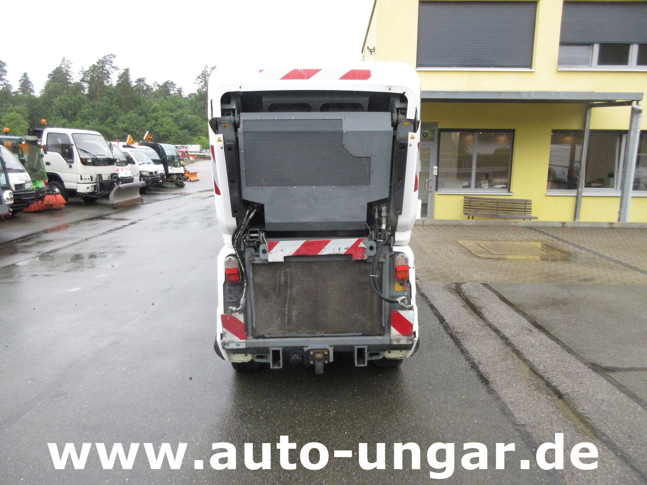 KÄRCHER MC130 Advanced Kehrmaschine Geräteträger 4x4 Kommunalfahrzeug MIC 130 Professional - Utcaseprő gép: 5 kép. KÄRCHER MC130 Advanced Kehrmaschine Geräteträger 4x4 Kommunalfahrzeug MIC 130 Professional - Utcaseprő gép: 5 kép.