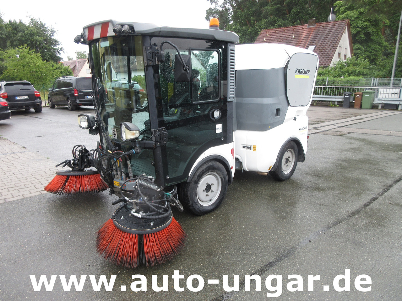 KÄRCHER MC130 Advanced Kehrmaschine Geräteträger 4x4 Kommunalfahrzeug MIC 130 Professional - Utcaseprő gép: 3 kép. KÄRCHER MC130 Advanced Kehrmaschine Geräteträger 4x4 Kommunalfahrzeug MIC 130 Professional - Utcaseprő gép: 3 kép.