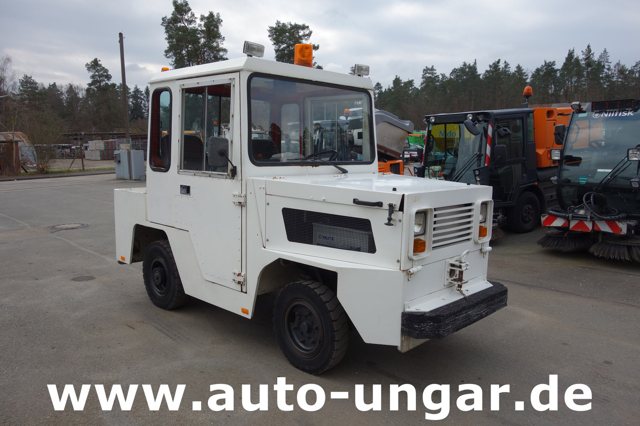 ROFAN ZD44F Jenbacher Pushback Pull - Tractor GSE Gepäckschlepper Industrieschlepper - Poggyász vontató: 1 kép. ROFAN ZD44F Jenbacher Pushback Pull - Tractor GSE Gepäckschlepper Industrieschlepper - Poggyász vontató: 1 kép.