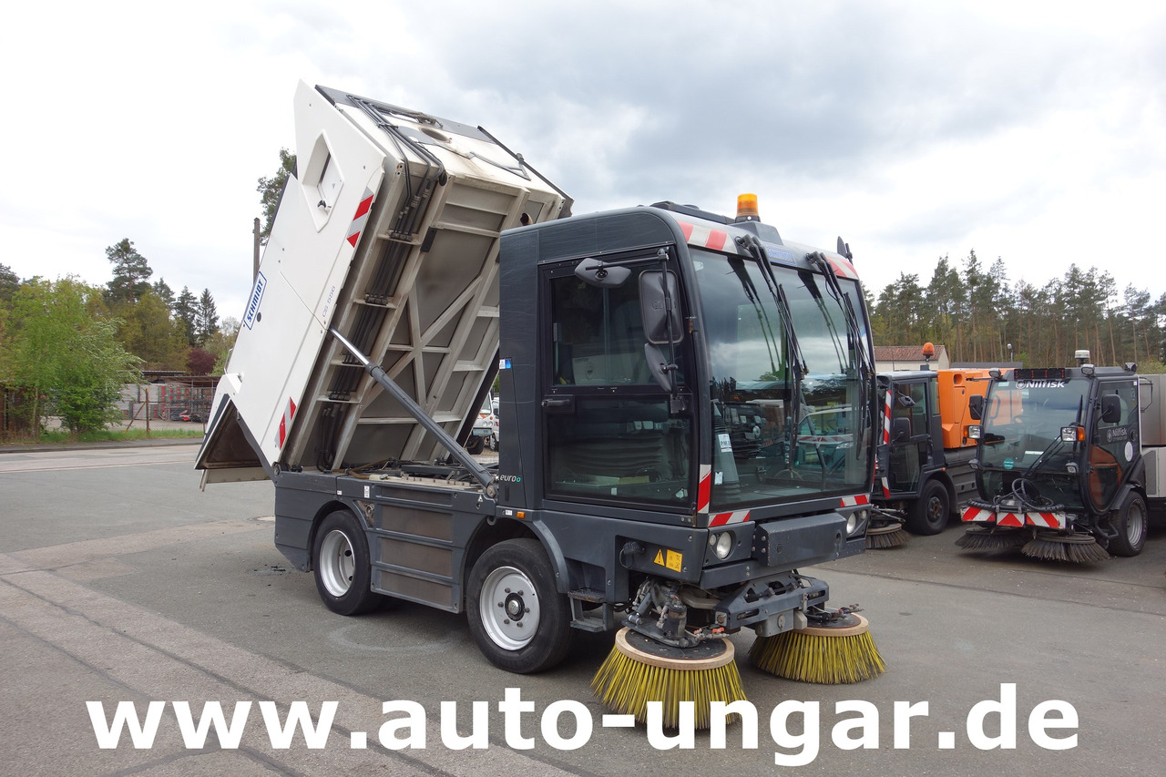 SCHMIDT Cleango 500 EURO 6 Baujahr 2017 Kehrmaschine Straßenkehrmaschine - Utcaseprő gép: 1 kép. SCHMIDT Cleango 500 EURO 6 Baujahr 2017 Kehrmaschine Straßenkehrmaschine - Utcaseprő gép: 1 kép.