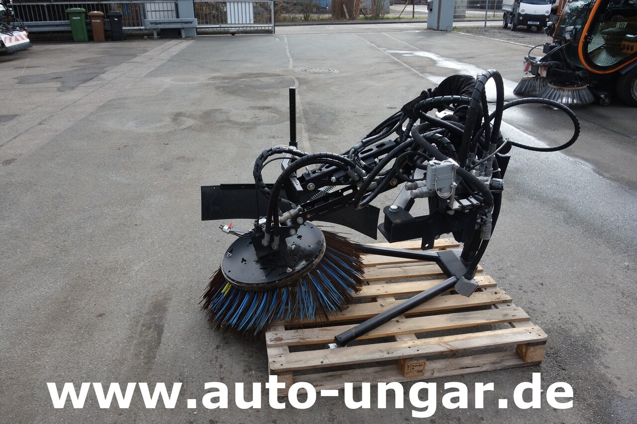 Schmidt Nilfisk 3. Besen für City Ranger Jungo Jet 3500 Multigo - Ferde seprő - Többcélú/ Speciális jármű: 3 kép. Schmidt Nilfisk 3. Besen für City Ranger Jungo Jet 3500 Multigo - Ferde seprő - Többcélú/ Speciális jármű: 3 kép.