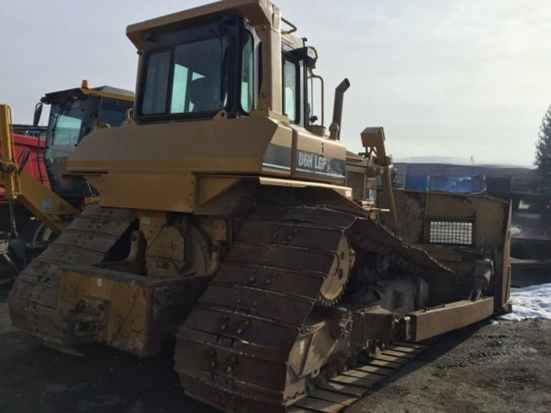 Caterpillar D6H LGP II - Buldózer: 2 kép. Caterpillar D6H LGP II - Buldózer: 2 kép.