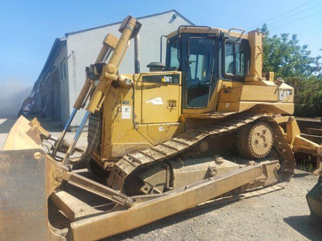 Caterpillar D6T XL - Buldózer: 2 kép. Caterpillar D6T XL - Buldózer: 2 kép.