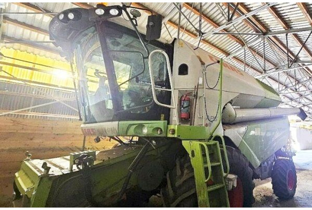Claas Tucano 450 (839) +V 750 - Kombájn: 1 kép. Claas Tucano 450 (839) +V 750 - Kombájn: 1 kép.
