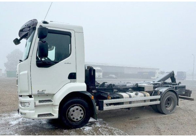 DAF LF260 FA +2024! (CZ)CTS - Horgos rakodó teherautó: 2 kép. DAF LF260 FA +2024! (CZ)CTS - Horgos rakodó teherautó: 2 kép.