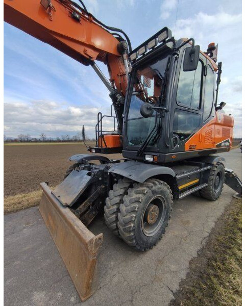 Doosan 18.6t DX170 W-7 (DEVELON) - Gumikerekes kotró: 4 kép. Doosan 18.6t DX170 W-7 (DEVELON) - Gumikerekes kotró: 4 kép.