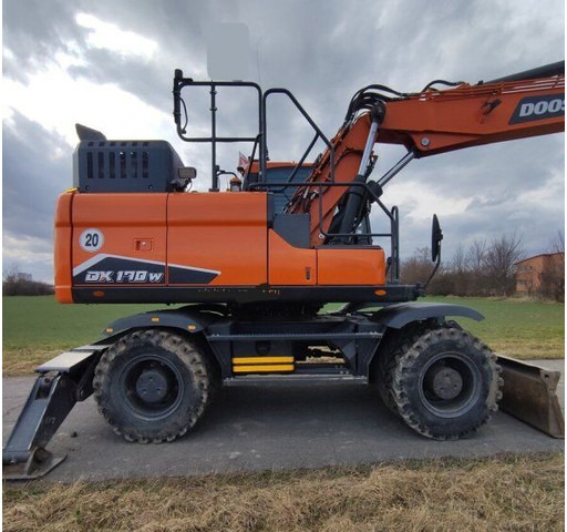 Doosan 18.6t DX170 W-7 (DEVELON) - Gumikerekes kotró: 1 kép. Doosan 18.6t DX170 W-7 (DEVELON) - Gumikerekes kotró: 1 kép.