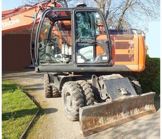 Hitachi Zaxis 140W-5B - Gumikerekes kotró: 2 kép. Hitachi Zaxis 140W-5B - Gumikerekes kotró: 2 kép.