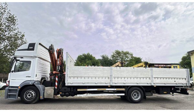 Mercedes-Benz Axor 1824 - Platós teherautó, Darus autó: 3 kép. Mercedes-Benz Axor 1824 - Platós teherautó, Darus autó: 3 kép.