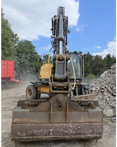 Volvo EW 140D (17t) - Gumikerekes kotró: 5 kép. Volvo EW 140D (17t) - Gumikerekes kotró: 5 kép.
