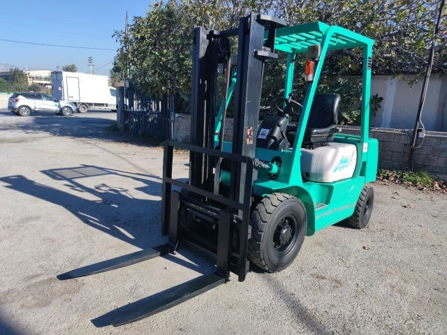 Mitsubishi 2.5TON - Villás targonca: 3 kép. Mitsubishi 2.5TON - Villás targonca: 3 kép.