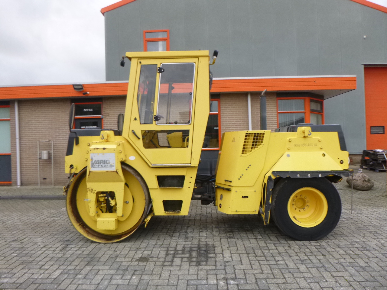 BOMAG BW151AC-2 - Kombihenger: 1 kép. BOMAG BW151AC-2 - Kombihenger: 1 kép.