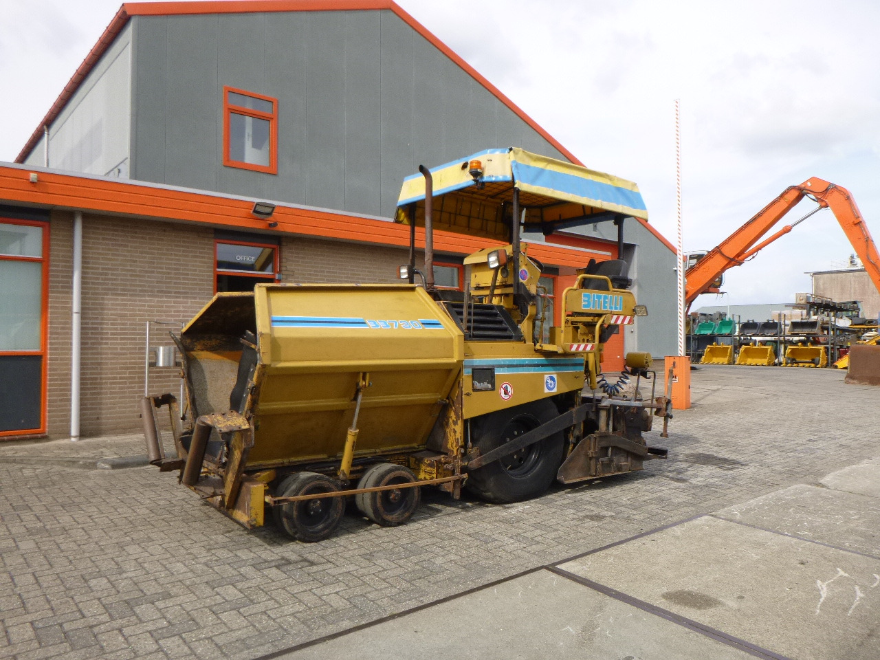 CATERPILLAR BB730 - Útburkológép: 1 kép. CATERPILLAR BB730 - Útburkológép: 1 kép.