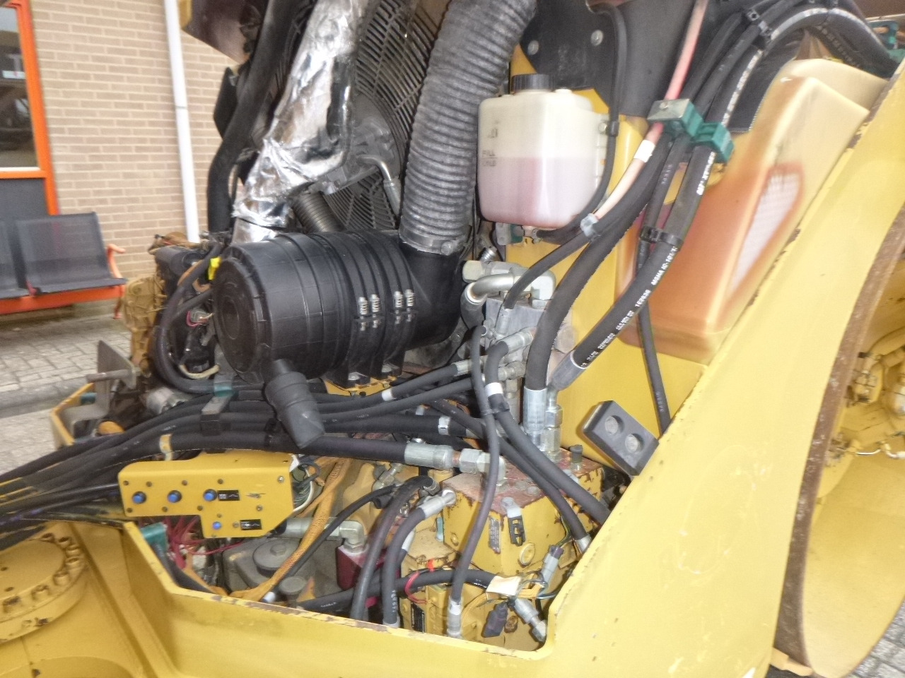 Úthenger CATERPILLAR CB-534D: 36 kép. Úthenger CATERPILLAR CB-534D: 36 kép.