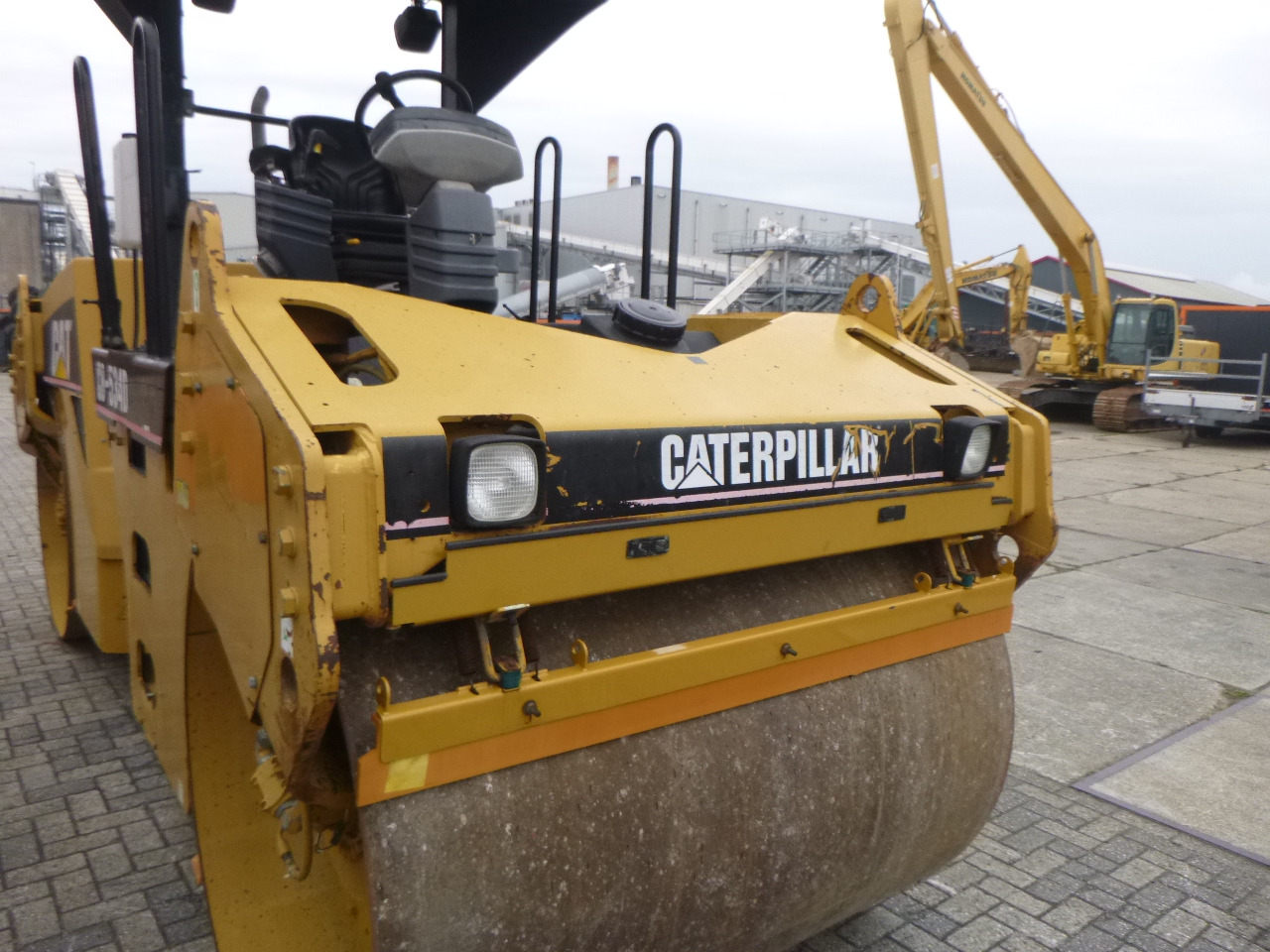 Úthenger CATERPILLAR CB-534D: 8 kép. Úthenger CATERPILLAR CB-534D: 8 kép.