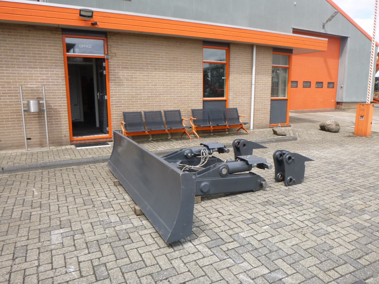 DOOSAN DX235LCR - Tolólap - Lánctalpas kotró: 1 kép. DOOSAN DX235LCR - Tolólap - Lánctalpas kotró: 1 kép.