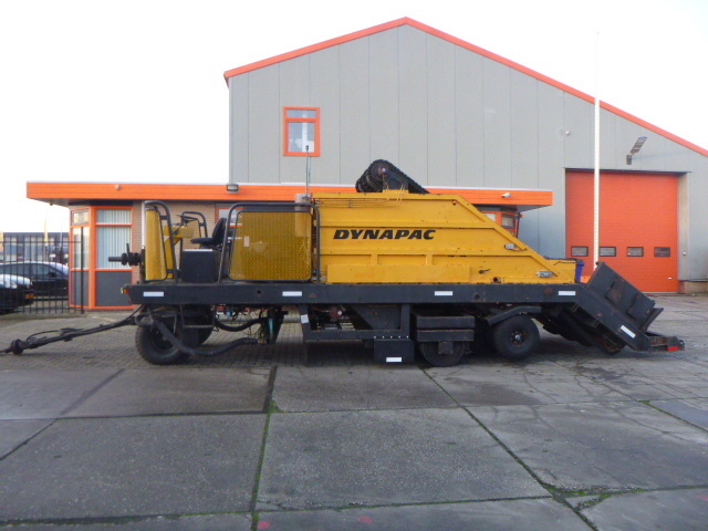 DYNAPAC HR21 Chip Spreader - Aszfaltozó gép: 1 kép. DYNAPAC HR21 Chip Spreader - Aszfaltozó gép: 1 kép.