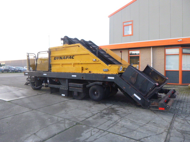 DYNAPAC HR21 Chip Spreader - Aszfaltozó gép: 2 kép. DYNAPAC HR21 Chip Spreader - Aszfaltozó gép: 2 kép.