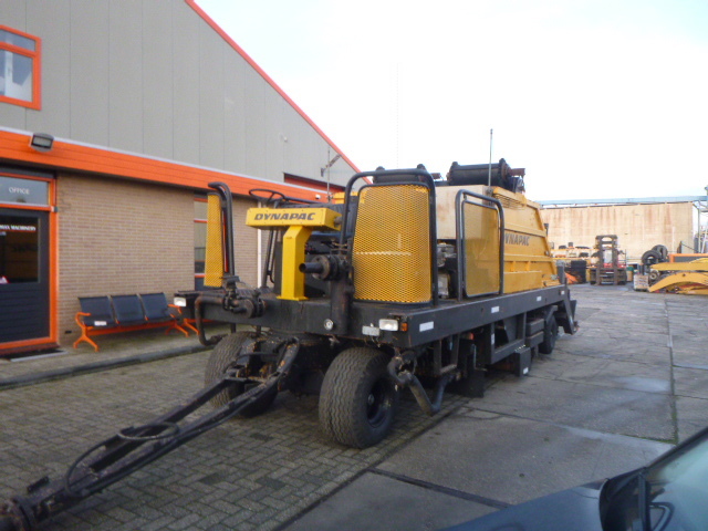 DYNAPAC HR21 Chip Spreader - Aszfaltozó gép: 4 kép. DYNAPAC HR21 Chip Spreader - Aszfaltozó gép: 4 kép.
