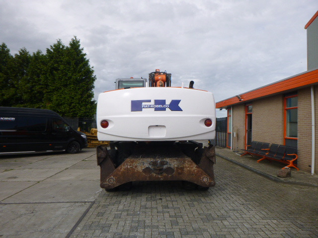 FIAT-KOBELCO E215W - Gumikerekes kotró: 4 kép. FIAT-KOBELCO E215W - Gumikerekes kotró: 4 kép.
