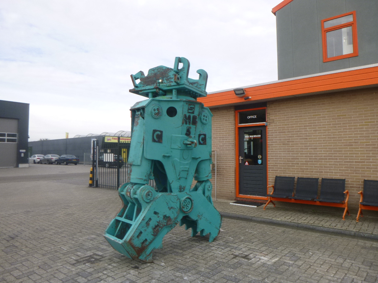 MONTABERT MB500 - Roppantó olló - Lánctalpas kotró: 2 kép. MONTABERT MB500 - Roppantó olló - Lánctalpas kotró: 2 kép.