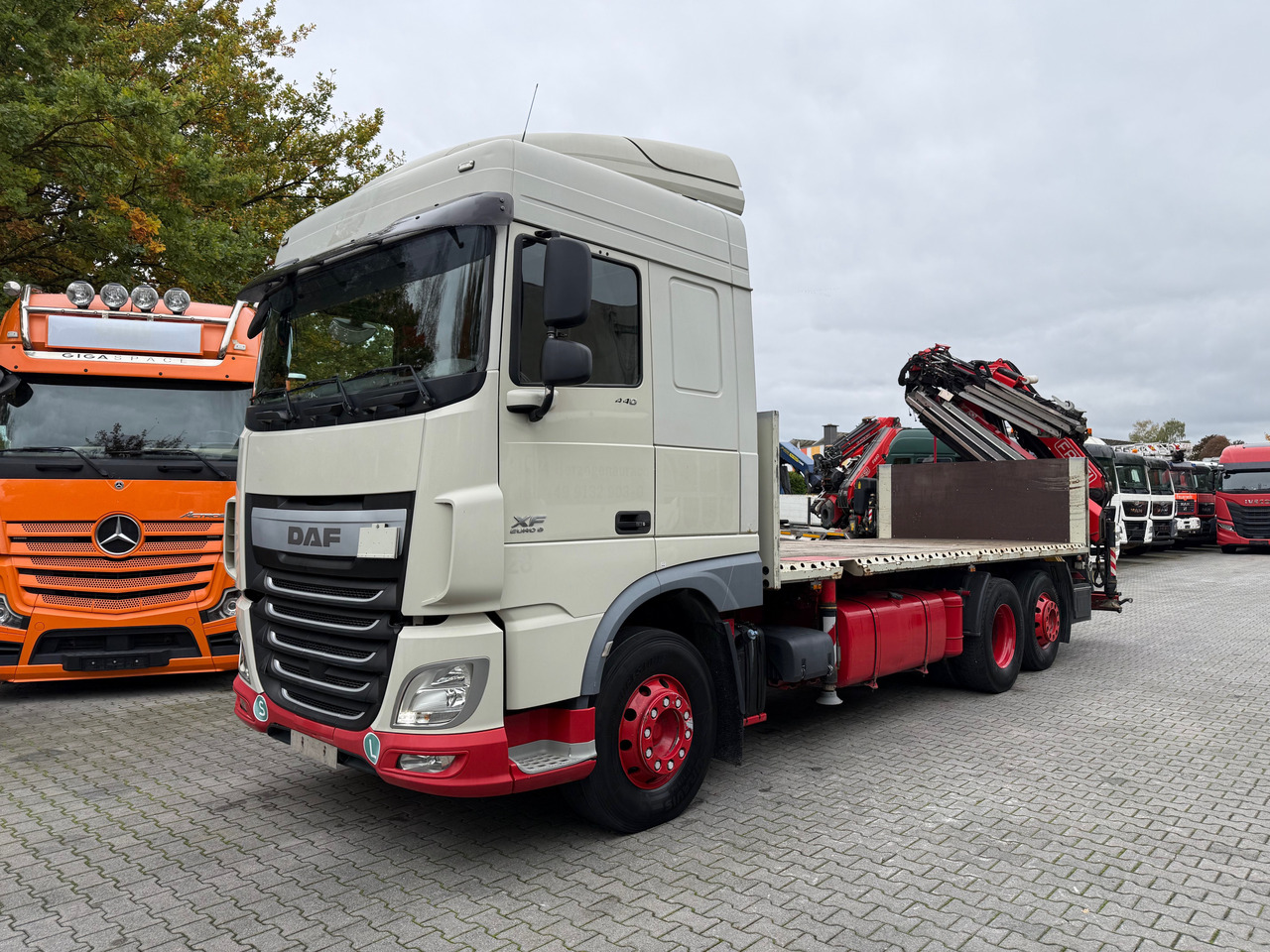 Daf XF440 6X2 Fassi 235 mit Jib bis 24.50 Meter - Platós teherautó, Darus autó: 1 kép. Daf XF440 6X2 Fassi 235 mit Jib bis 24.50 Meter - Platós teherautó, Darus autó: 1 kép.