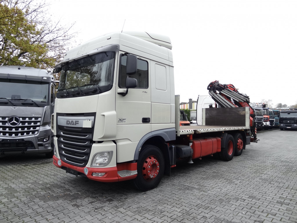 Daf XF440 6X2 Fassi 235 mit Jib bis 24.50 Meter - Darus autó, Platós teherautó: 1 kép. Daf XF440 6X2 Fassi 235 mit Jib bis 24.50 Meter - Darus autó, Platós teherautó: 1 kép.