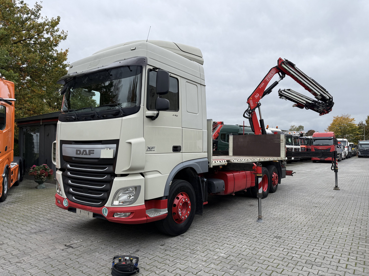 Daf XF440 6X2 Fassi 235 mit Jib bis 24.50 Meter - Platós teherautó, Darus autó: 1 kép. Daf XF440 6X2 Fassi 235 mit Jib bis 24.50 Meter - Platós teherautó, Darus autó: 1 kép.