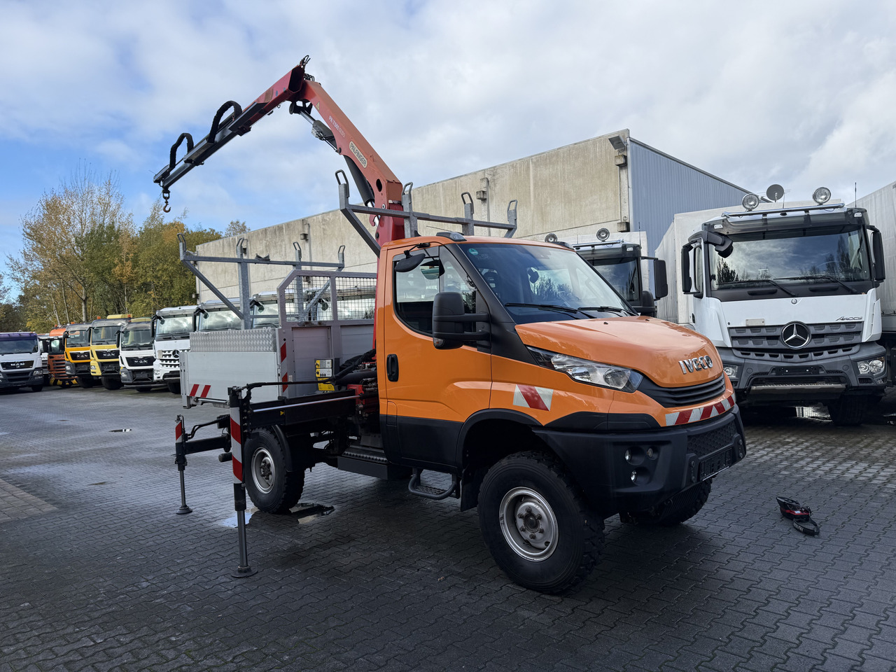 Iveco Daily 55S18W 4X4 Palfinger PK 7.501 - Platós kisteherautó: 2 kép. Iveco Daily 55S18W 4X4 Palfinger PK 7.501 - Platós kisteherautó: 2 kép.