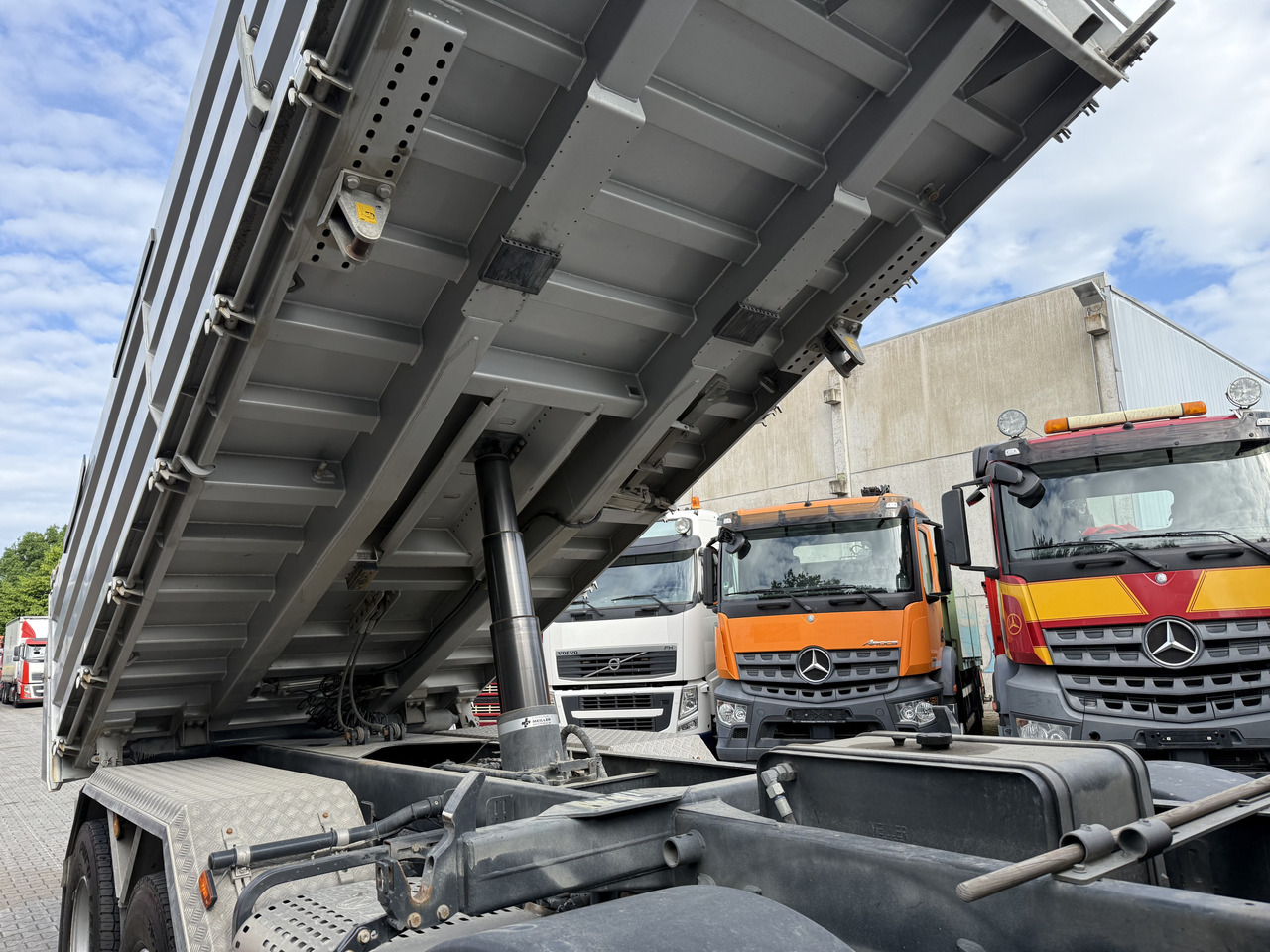 Iveco T-Way 510 / AT410T51 8X4 Meiller - Billenőplatós teherautó: 3 kép. Iveco T-Way 510 / AT410T51 8X4 Meiller - Billenőplatós teherautó: 3 kép.